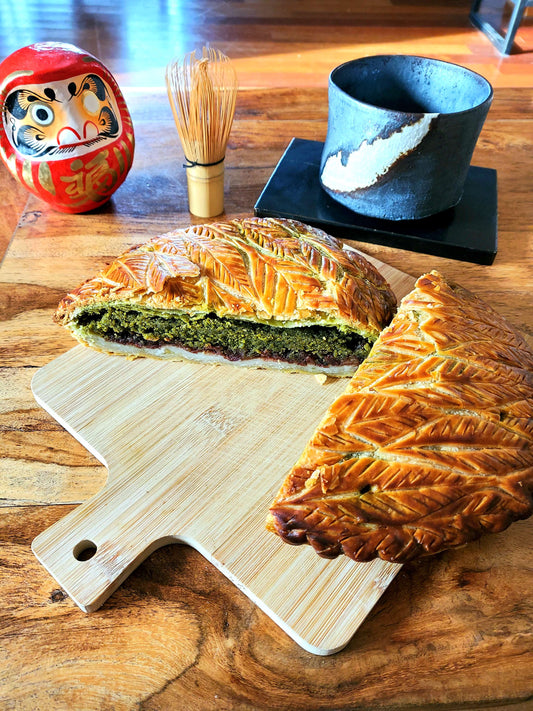 Galette des rois japonaise dorée garnie de crème d'amande au matcha, anko et mochi, recette originale par Momoko