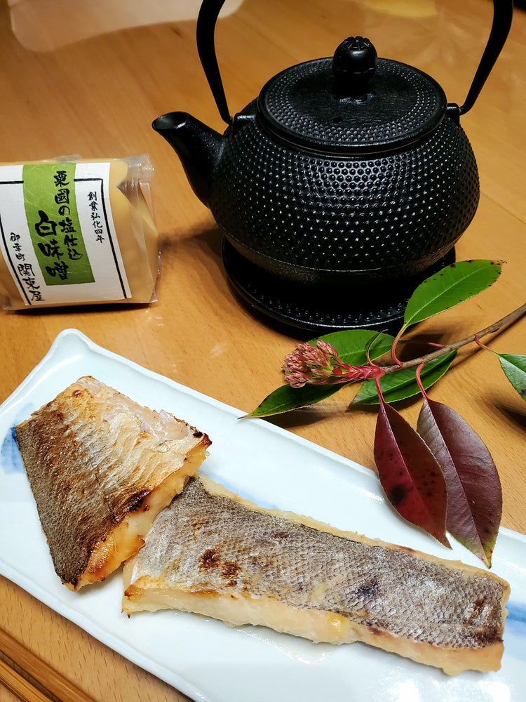 Colin mariné au miso blanc Saikyō-yaki, doré au four, recette japonaise traditionnelle