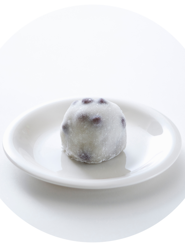 Mame daifuku japonais, mochi fondant garni de pâte de haricots rouges et fèves de soja noir, wagashi maison