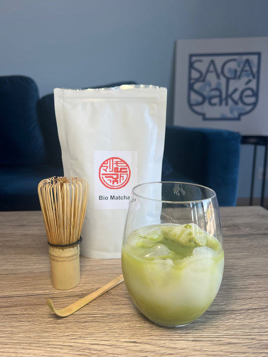Matcha latte glacé maison au lait d'avoine avec couches de matcha fouetté et glaçons, recette japonaise