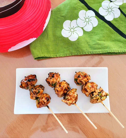 Yakitori Tsukune, boulettes de poulet grillées japonaises nappées de sauce tare, recette izakaya maison