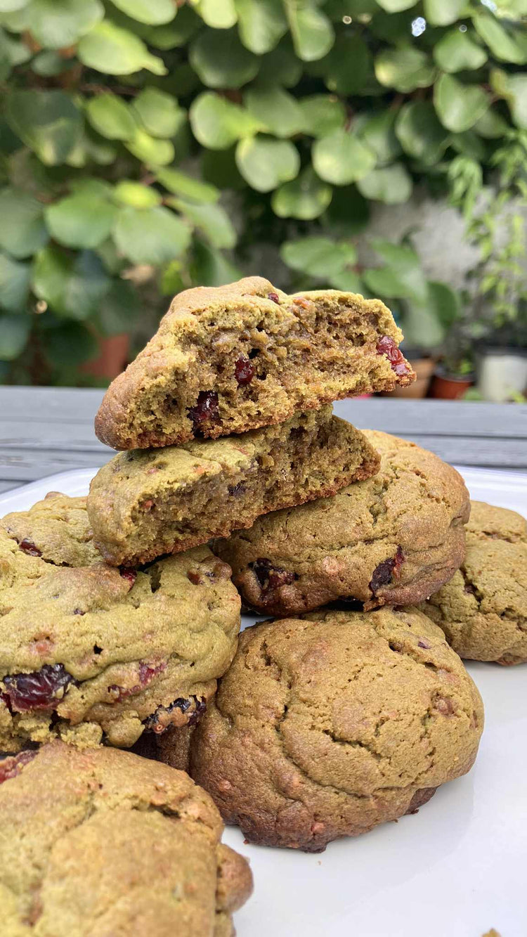 Cookies au matcha japonais avec pépites de chocolat blanc et cranberries, recette maison moelleuse