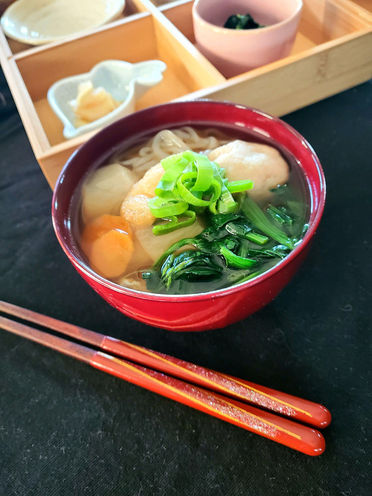 Bouillon japonais au surimi de daurade avec boulettes de poisson maison, shirataki et légumes, recette par Momoko
