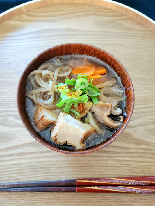 Bouillon japonais végétal au dashi de shiitaké avec tofu frit, konjac et légumes, recette maison par Momoko