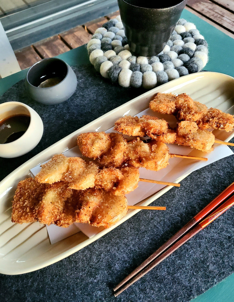 Brochettes de Saint-Jacques enrobées de panko doré avec sauce tonkatsu, recette japonaise par Momoko