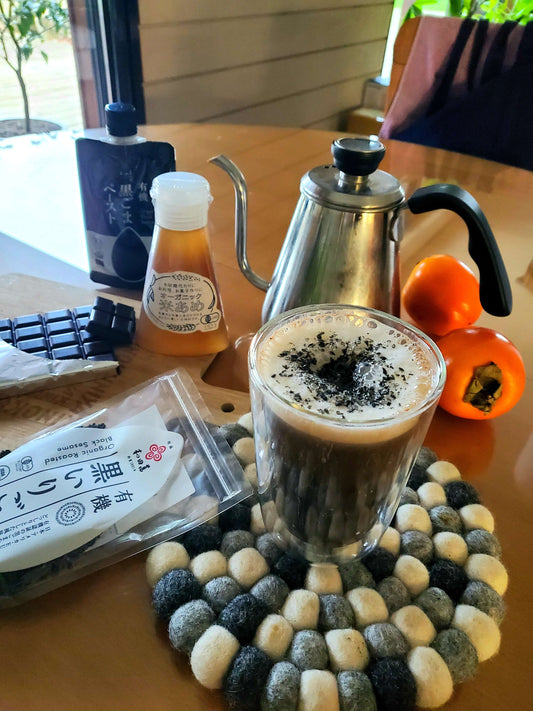 Chocolat chaud au sésame noir avec mousse de lait d'avoine, boisson végétale japonaise par Momoko