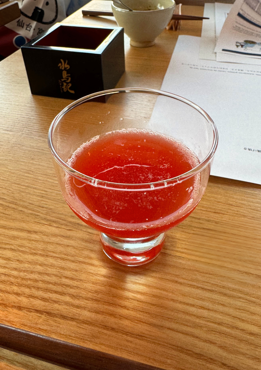 Cocktail Ichigo Kiss au saké et à la fraise dans un petit verre, recette japonaise IMA Japon