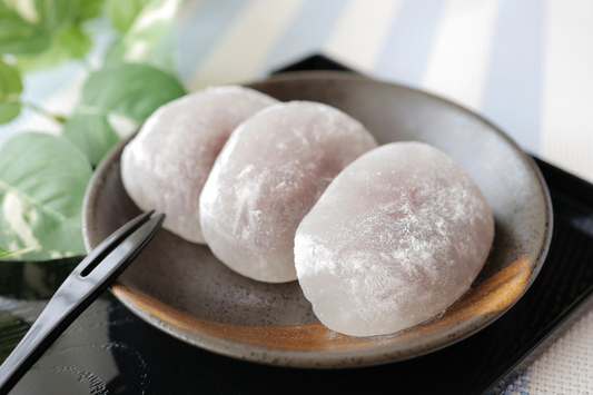Daifuku mochi japonais, wagashi moelleux garni de pâte de haricots rouges sucrée, recette maison facile