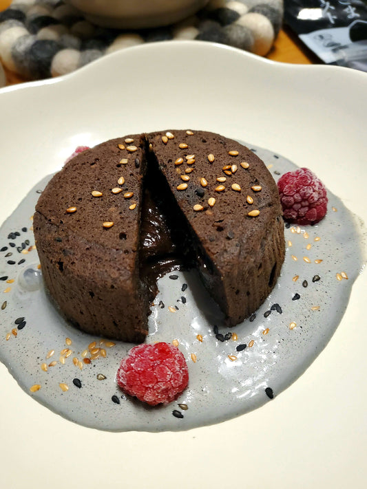Fondant au chocolat noir et sésame servi avec crème anglaise au sésame noir, recette japonaise par Momoko