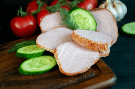 Salade de blanc de poulet mariné au shio-koji japonais, viande tendre et juteuse avec laitue et tomate, recette par Momoko
