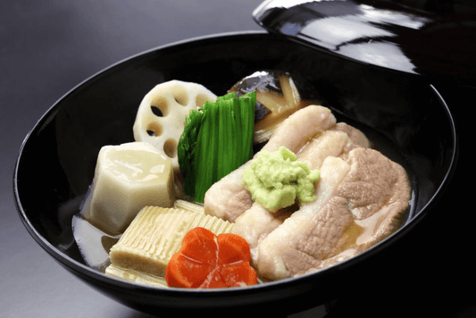 Jibuni japonais, mijoté de canard avec épinards et champignons dans un bouillon dashi et sauce soja, spécialité de Kanazawa