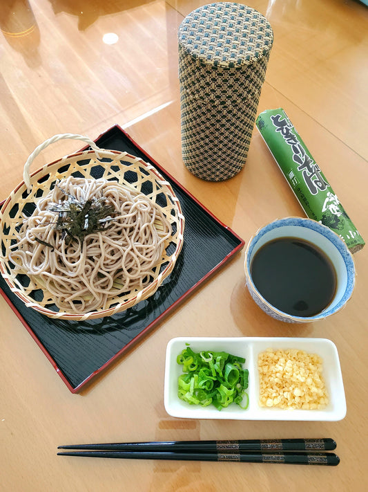 Soba froides japonaises servies avec sauce dashi à tremper, tenkasu et nori, recette estivale par Momoko