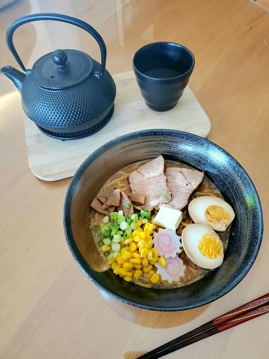 Bol de ramen maison au bouillon miso avec chashu, œuf mariné et poireau, recette japonaise par Momoko