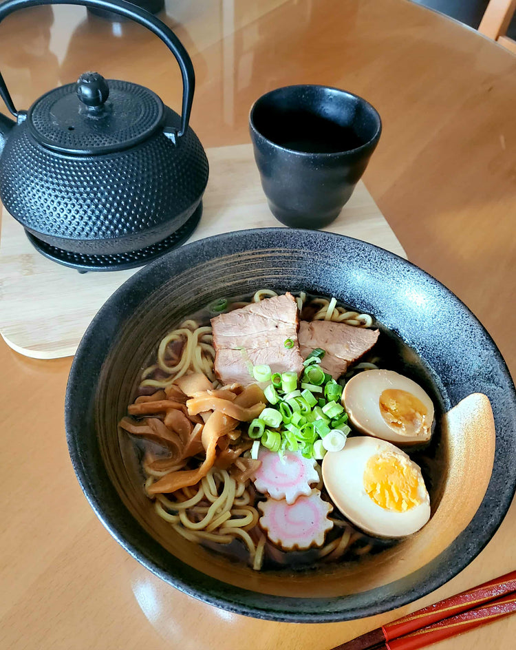 Bol de ramen maison au bouillon shōyu avec chashu, œuf mariné et garnitures, recette japonaise par Momoko