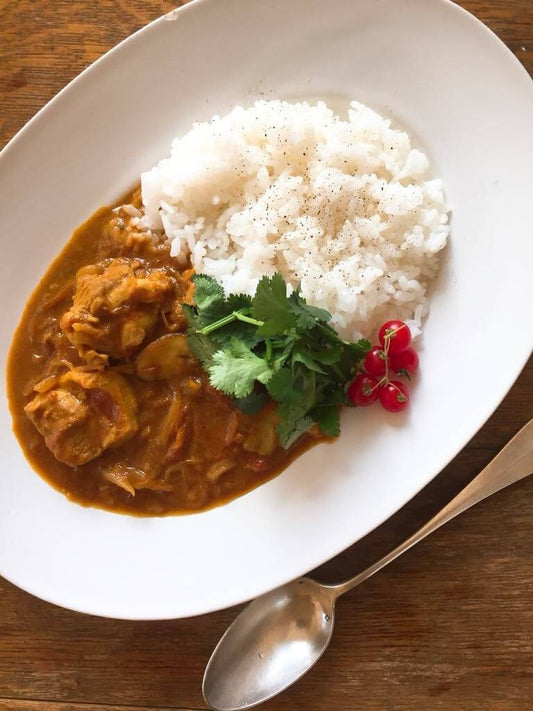 Curry japonais au miso maison avec poulet, carottes, champignons et tomates, roux curry-miso-miel, recette par Yoko