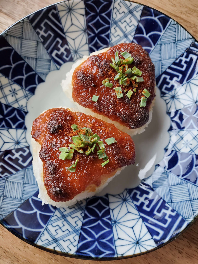 Yaki onigiri japonais grillés au four avec croute de miso caramelée, triangles de riz moelleux, recette par Momoko