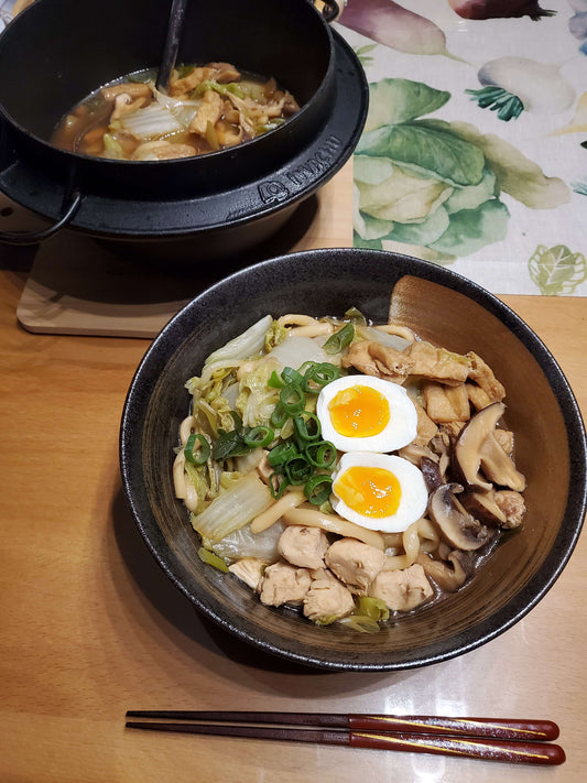 Udon japonais mijotés au poulet, champignons donko, tofu frit et œuf mollet dans un bouillon sauce soja, recette par Momoko