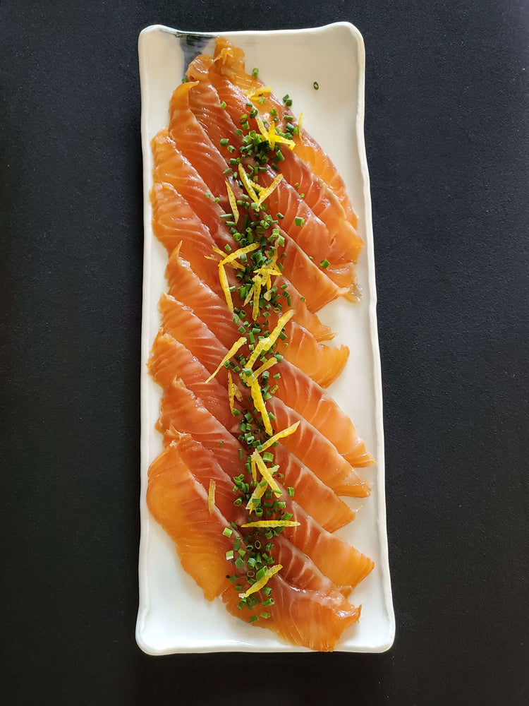 Saumon gravlax tranché mariné au miso, yuzu et kombu, entrée japonaise raffinée par Naoko