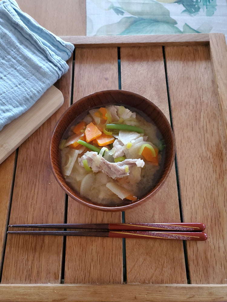Soupe miso japonaise au porc avec daikon, carotte, poireau et haricots verts, recette réconfortante par Momoko
