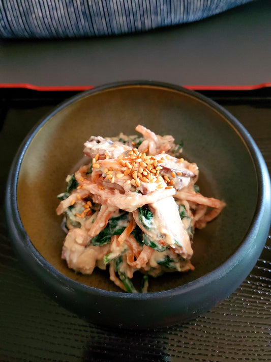 Légumes japonais à la sauce crémeuse au tofu et sésame avec épinards, carottes et champignons, recette végétarienne par Momoko