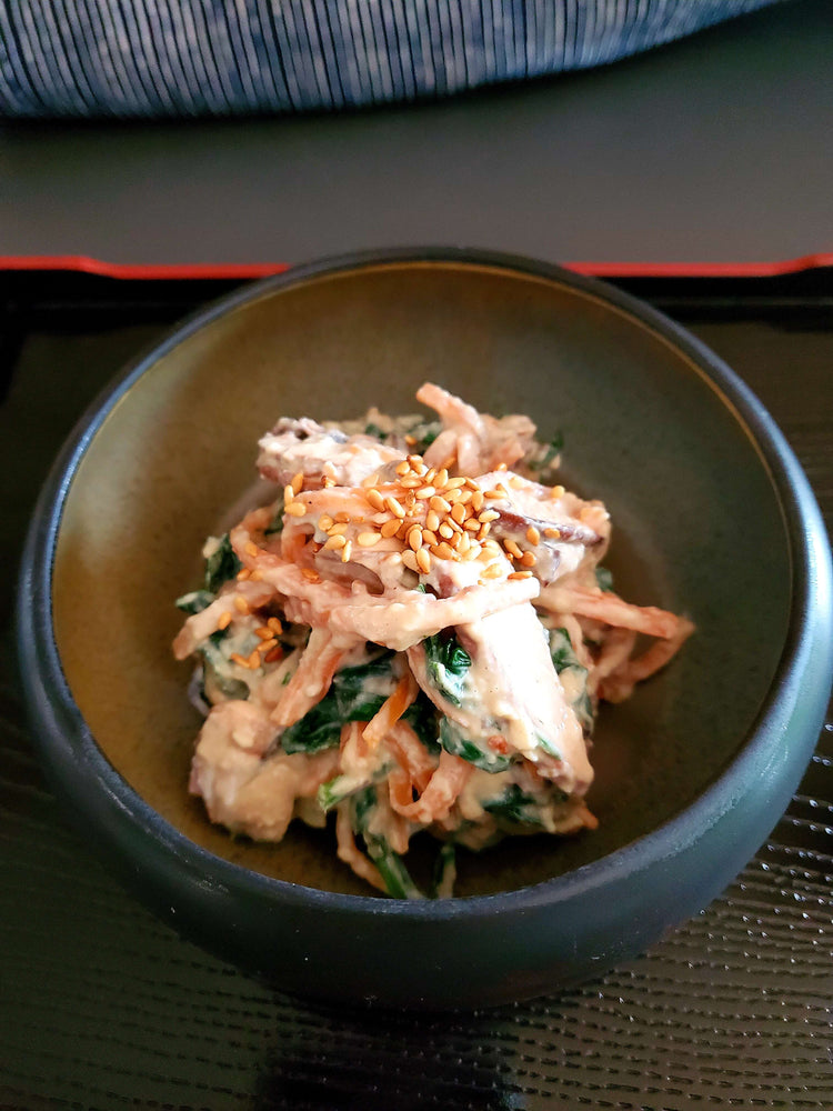 Légumes japonais à la sauce crémeuse au tofu et sésame avec épinards, carottes et champignons, recette végétarienne par Momoko