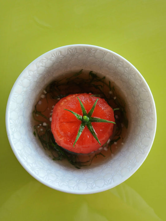 Soupe froide japonaise à la tomate avec shiso et shiokoji, bouillon léger et parfumé, recette été par Momoko