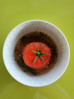 Soupe froide à la tomate, au shiso et shiokoji par Momoko