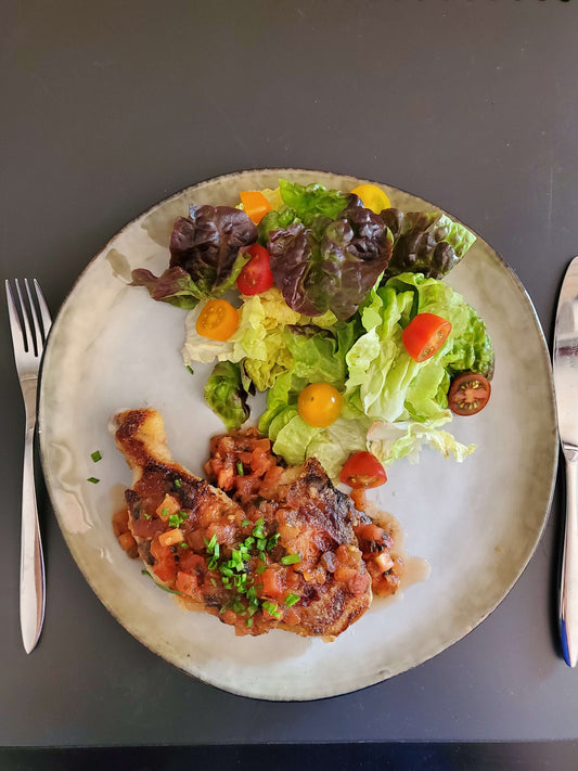 Cuisse de poulet dorée marinée au shiokoji avec sauce tomate-umeboshi et salade fraîche, recette été par Momoko