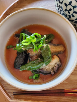 Friture d'aubergines et poivrons verts, au bouillon dashi de bonite et algue kombu