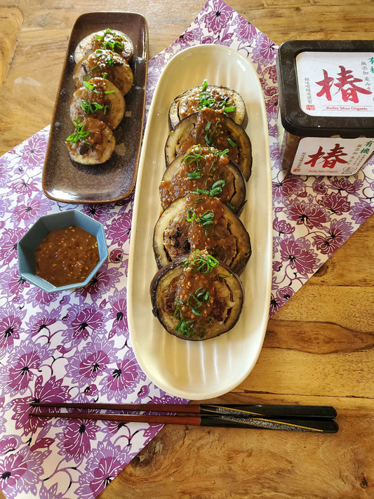 Aubergines farcies à la japonaise avec farce porc et bœuf, nappées de sauce miso piquante au sésame, recette par Momoko