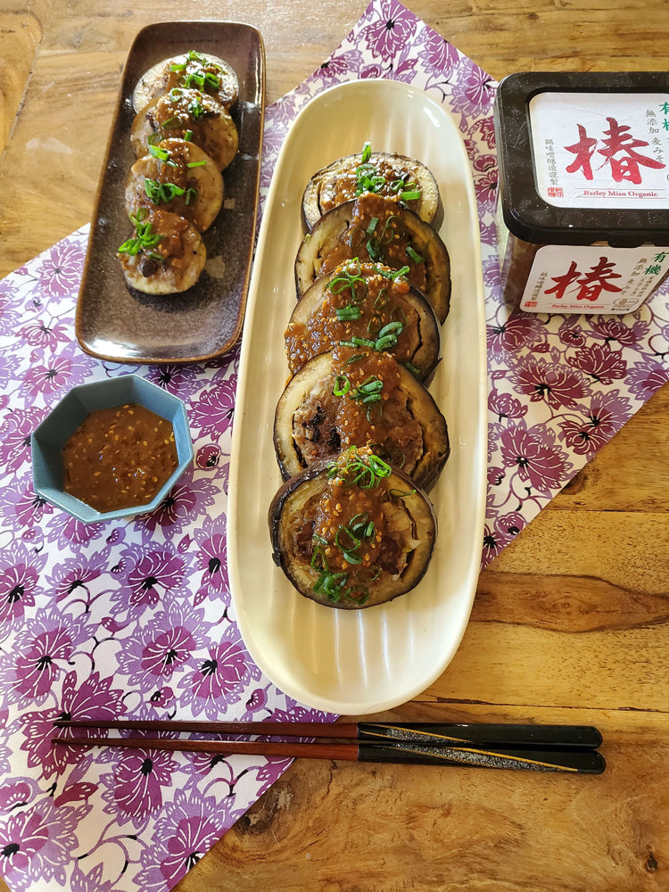 Aubergines farcies à la japonaise avec farce porc et bœuf, nappées de sauce miso piquante au sésame, recette par Momoko