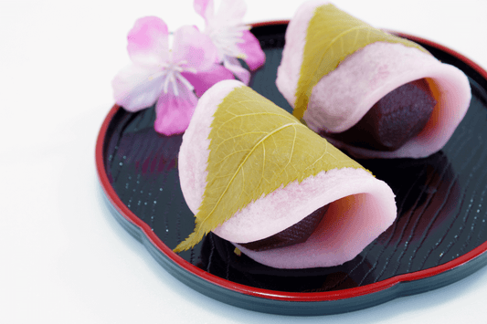 Sakura mochi japonais style Kantō, crêpe de riz gluant rose garnie de koshian et enveloppée dans une feuille de cerisier