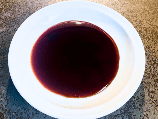 Sauce taré japonaise sucrée-salée maison à base de sauce soja et sucre, idéale pour yakitori et viandes grillées