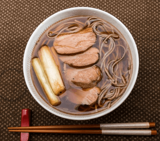 Soba japonaises au canard tranché et poireau sauté, sauce soja et huile de sésame, recette par Miki