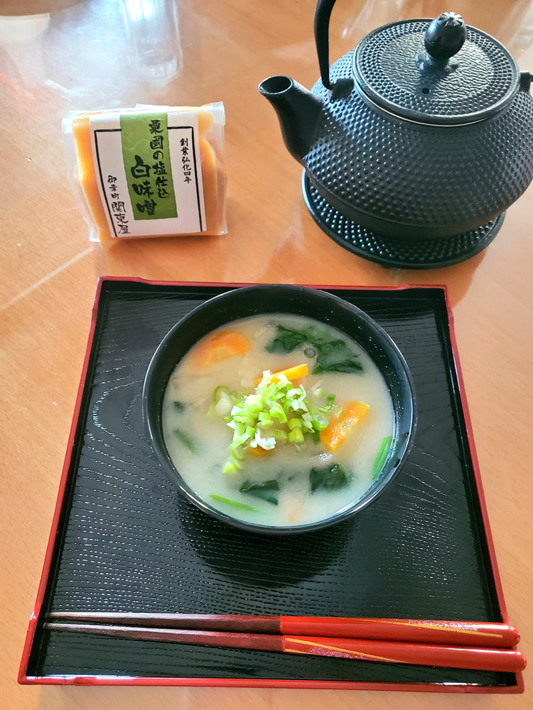 Soupe miso japonaise aux légumes avec daikon, carotte et miso blanc, recette maison facile