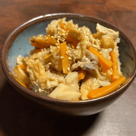 Taki-komi gohan japonais, riz cuit avec poulet, champignons shiitake, carotte et poireau, assaisonné sauce soja