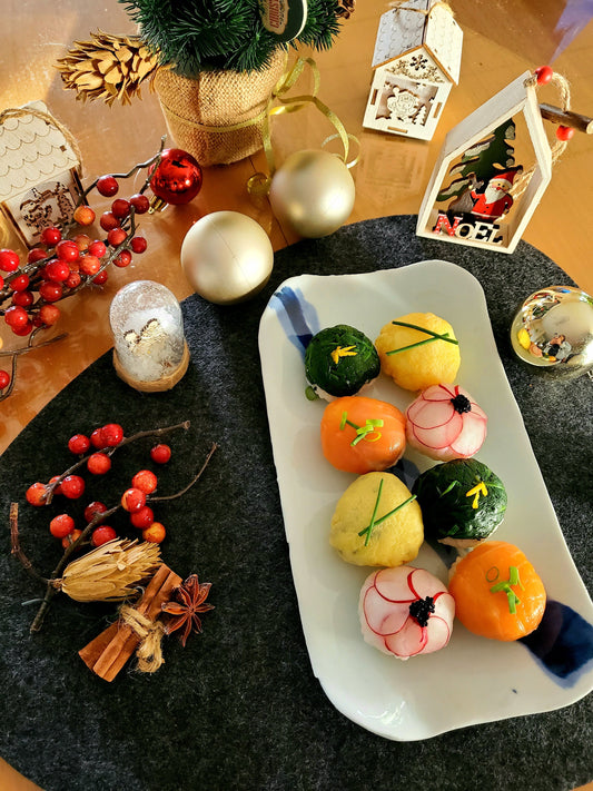 Temari zushi, petites boules de sushi japonaises au saumon fumé et garnitures colorées, recette par Momoko