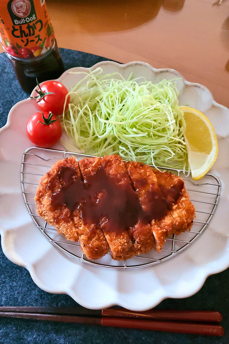 Tonkatsu, porc pané japonais au panko doré et croustillant, servi avec chou émincé et sauce tonkatsu