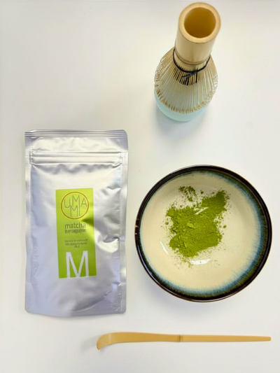 Préparation traditionnelle du matcha bio japonais Uji avec chawan et fouet en bambou