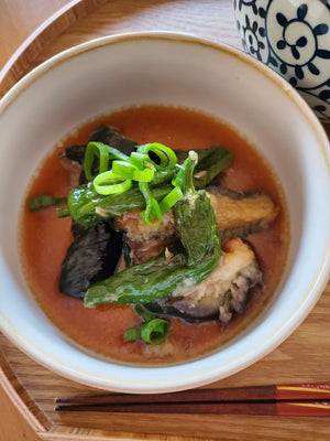 Friture d'aubergines et poivrons vert, au bouillon dashi de bonite et algue kombu