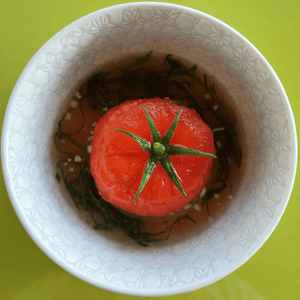 Soupe froide à la tomate, au shiso et shiokoji